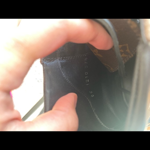 100% authentic Louis Vuitton Laureate platform desert boots. Never been worn - Picture 7 of 9